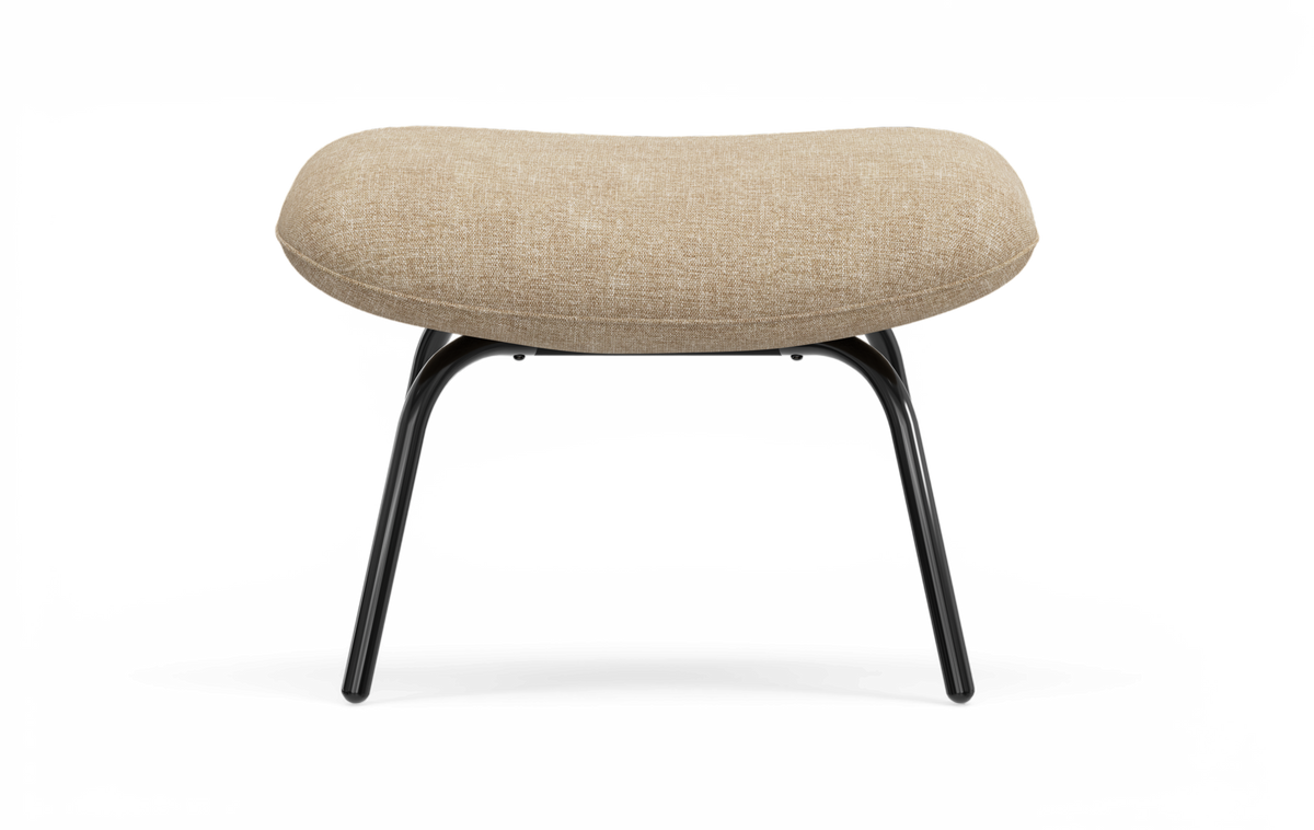 Beige fotpall i tyg med svarta metallben, frilagd mot vit bakgrund.