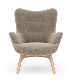 Beigefärgad fåtölj i tyg med ljusa träben, modern skandinavisk design, frilagd mot vit bakgrund.