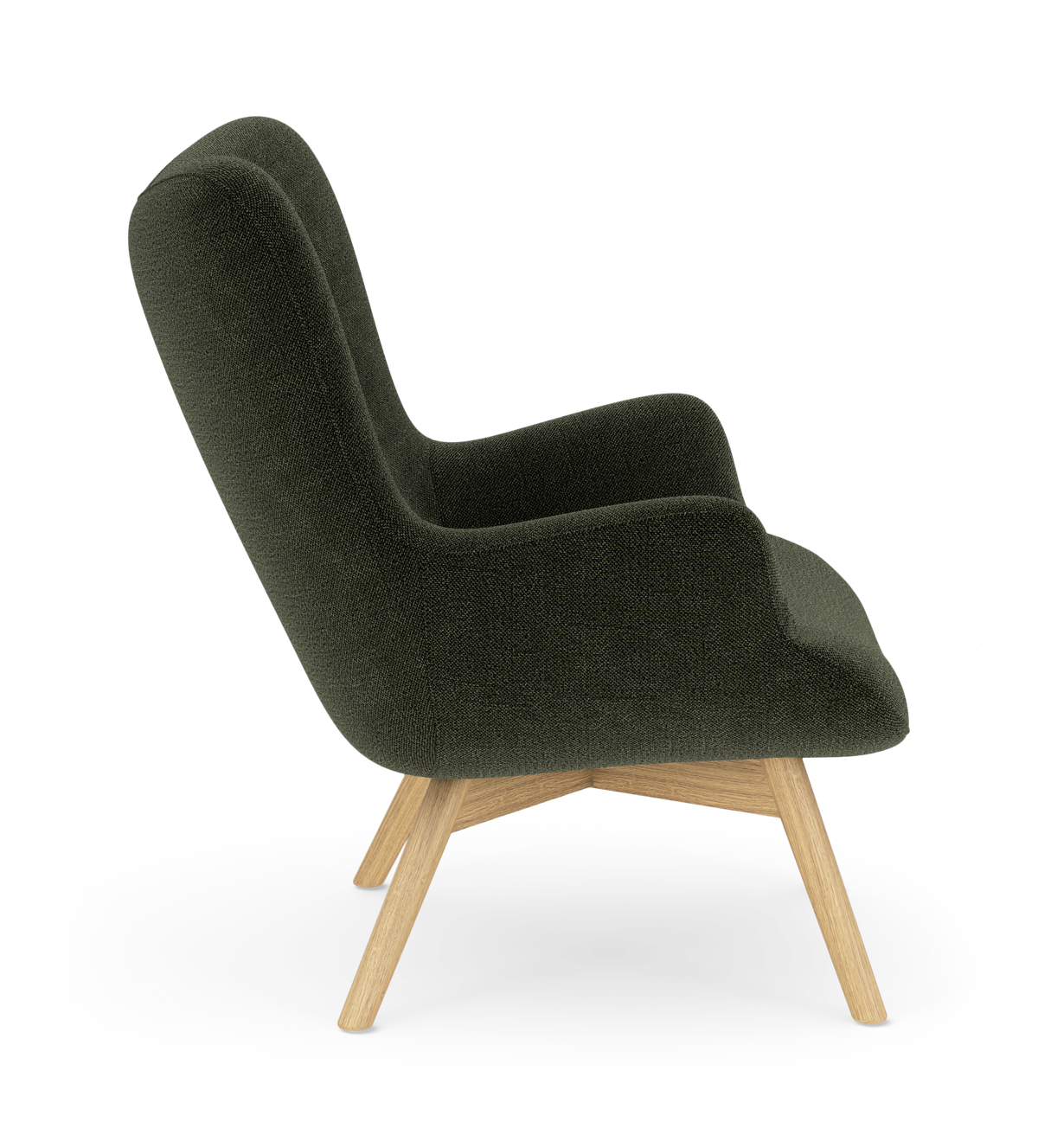 Grön loungefåtölj med textilklädsel och ljusa träben, sedd från sidan mot vit bakgrund.