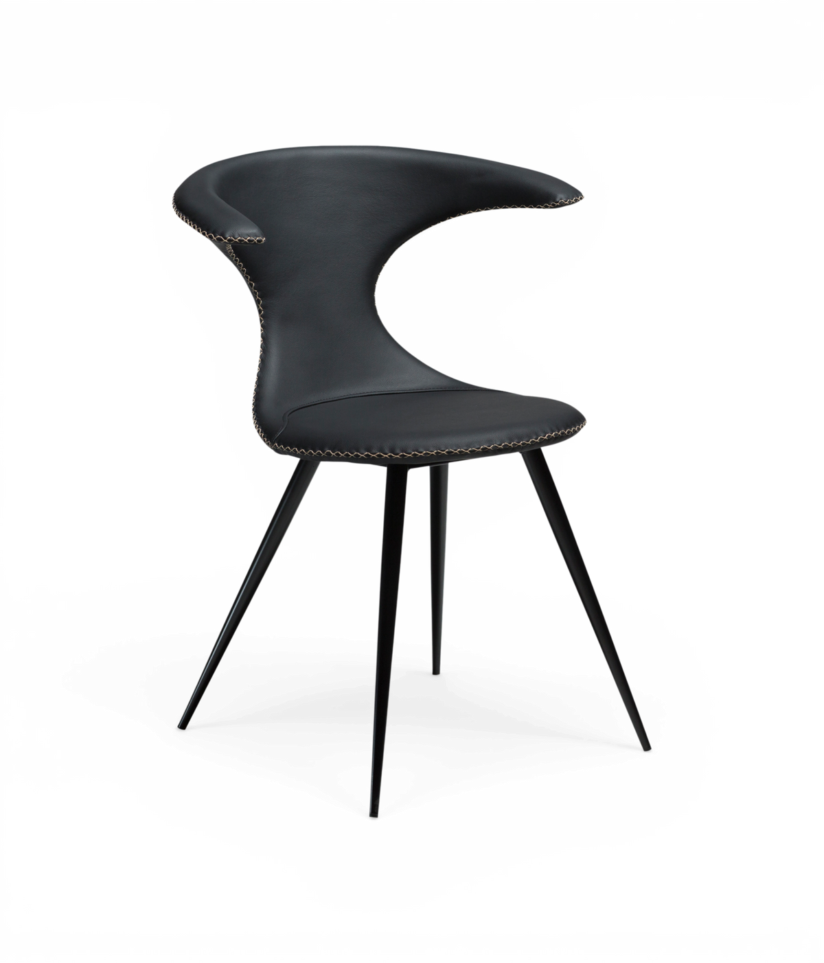 Svart modern stol med böjd rygg och kontrastsömmar på slanka metallben.