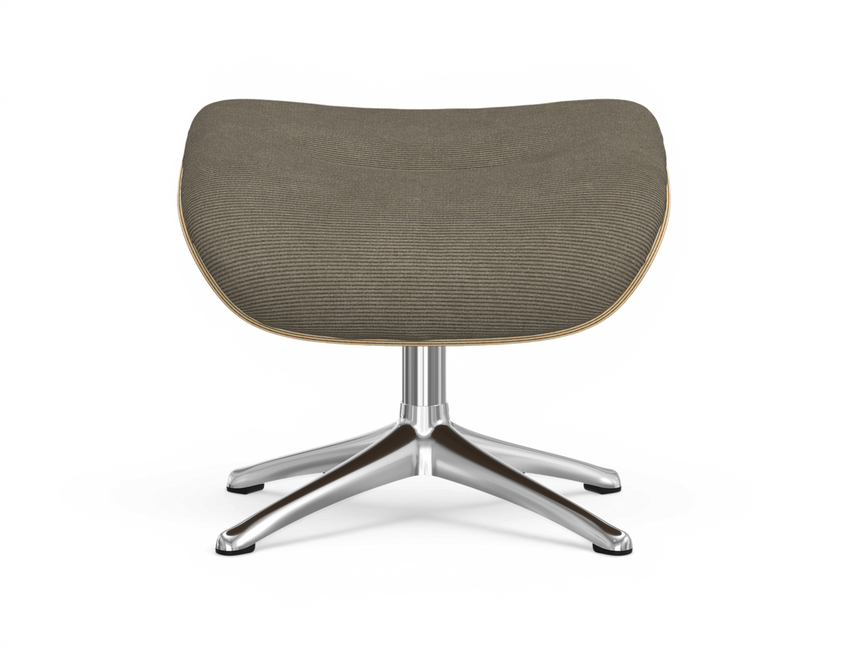 Modern fotpall med grå‑beige textilsits och kromat fyrkryssunderrede, frilagd på vit bakgrund.