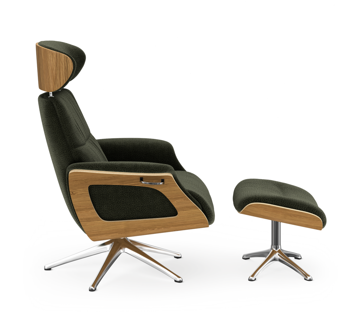 Modern loungefåtölj med fotpall i mörkgrönt tyg, trädetaljer och kromad snurrbas, sedd från sidan.