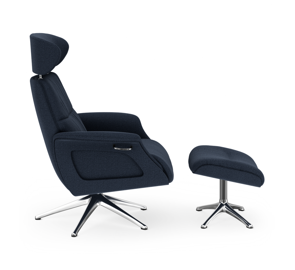 Mörkblå reclinerfåtölj med fotpall på kromade stjärnben, sedd från sidan.
