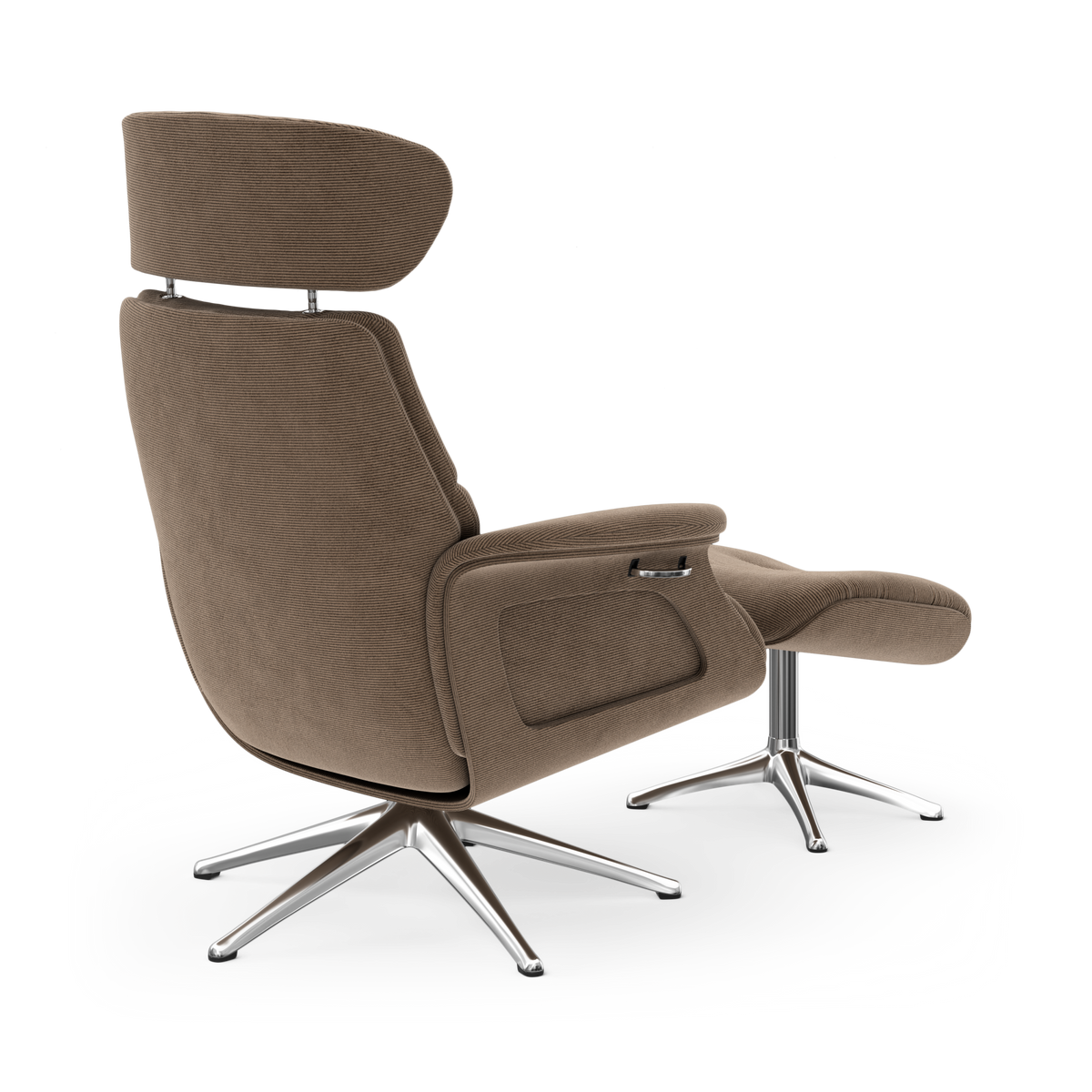 Brun reclinerfåtölj med matchande fotpall, hög rygg med nackstöd, sidoreglering och kromade kryssfötter, bakåtvinklad vy.