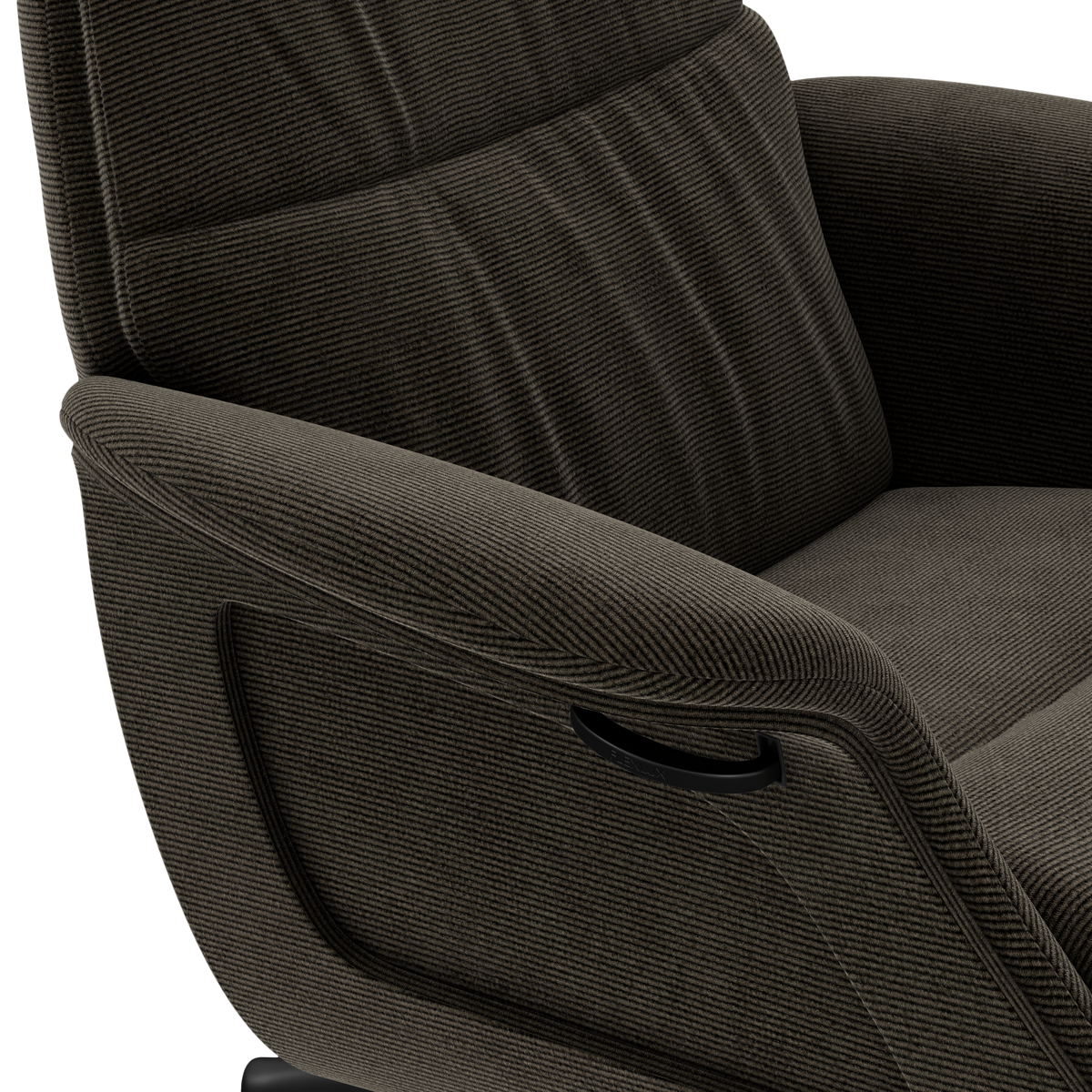 Närbild av brun ribbad fåtölj i manchesterliknande tyg med integrerat svart handtag på armstödet.