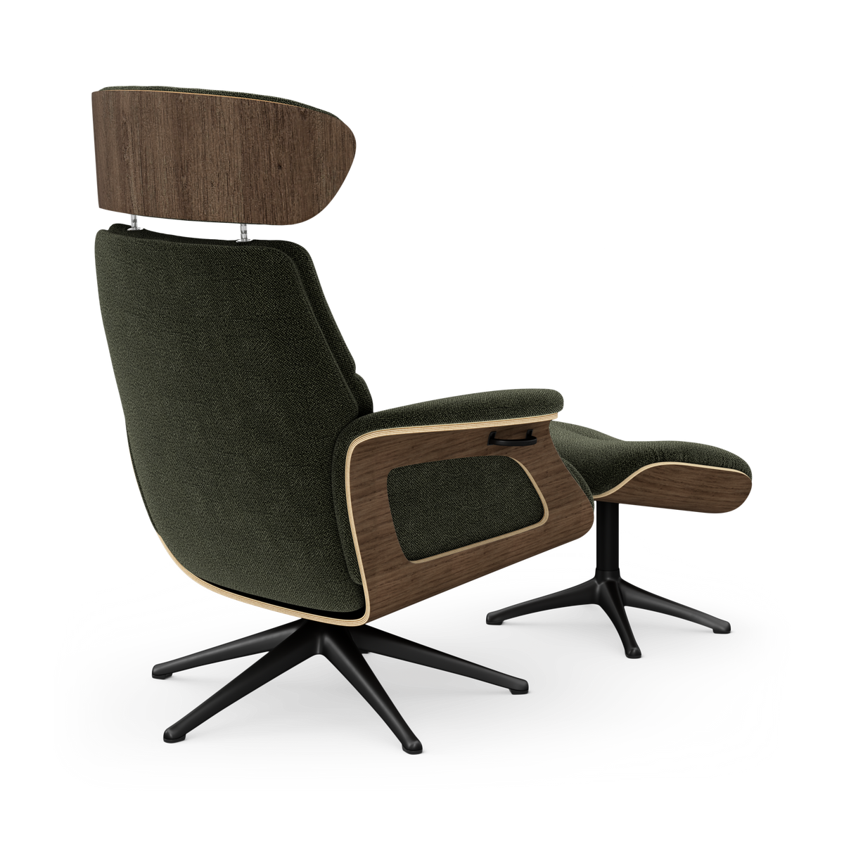 Modern vilstol med fotpall i mörkgrön textil, valnötsdetaljer och svarta snurrstativ, sedd snett bakifrån.