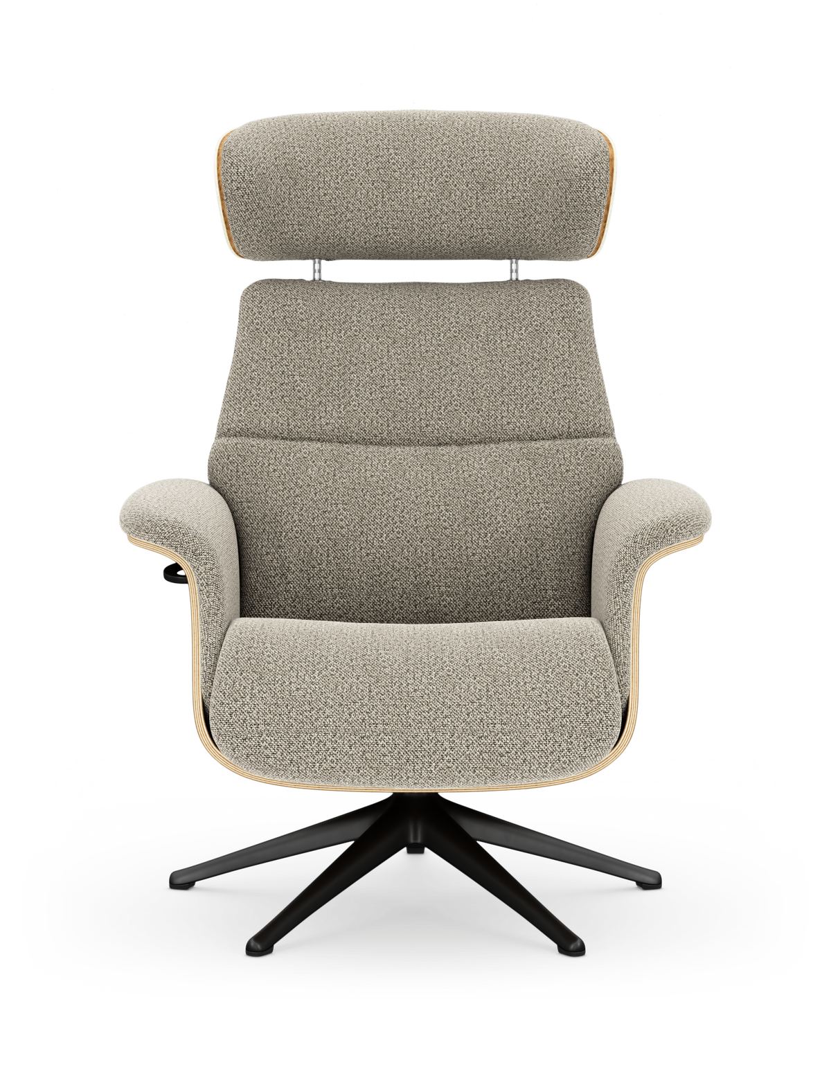 Framifrån sedd modern vilfåtölj i ljusgrå/beige textil med justerbart nackstöd, träram i kanten och svart drejefot på vit studiobakgrund.