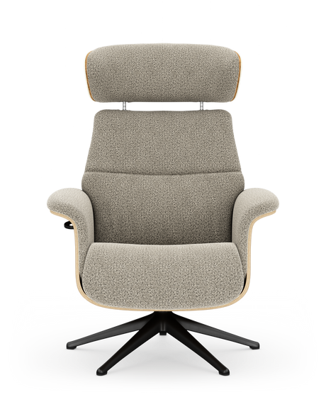 Framifrån sedd modern vilfåtölj i ljusgrå/beige textil med justerbart nackstöd, träram i kanten och svart drejefot på vit studiobakgrund.