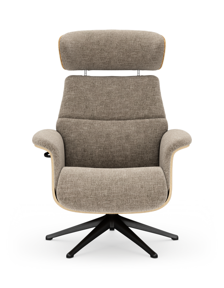 Framifrån sedd modern loungefåtölj med hög rygg och nackstöd i beige tyg, på sort drejefod med stjernebase.