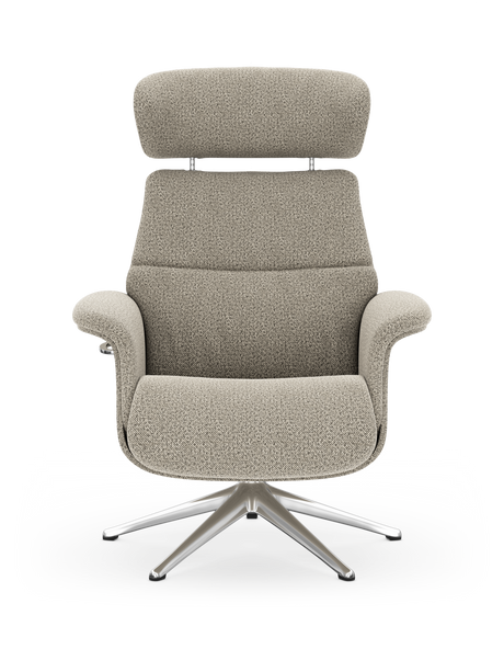 Beige loungestol med hög nackstöd och vadderad sits, på snurrfot i borstat metall, sedd framifrån.
