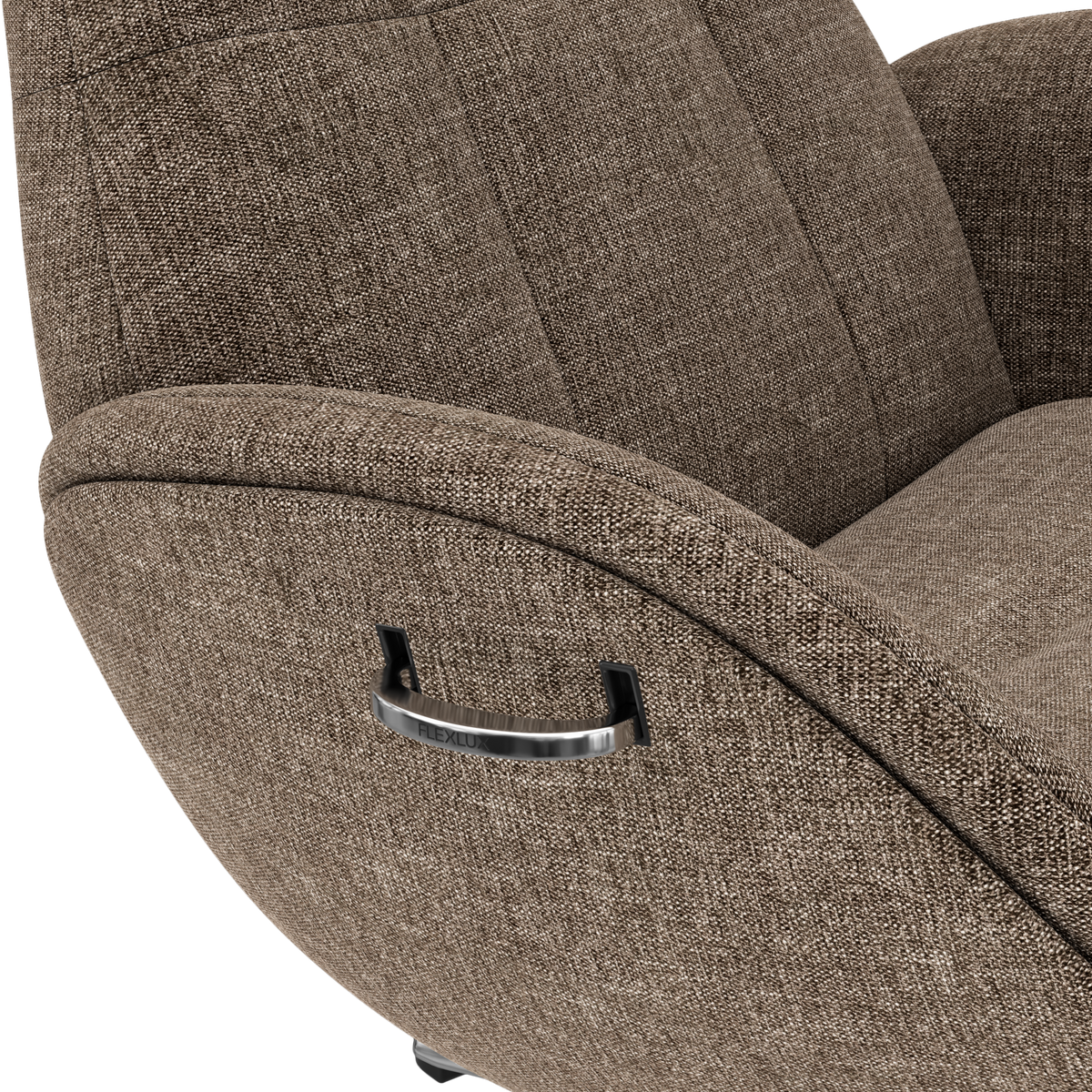 Närbild av brun tygfåtölj med kromad recliner‑spak märkt FLEXLUX.