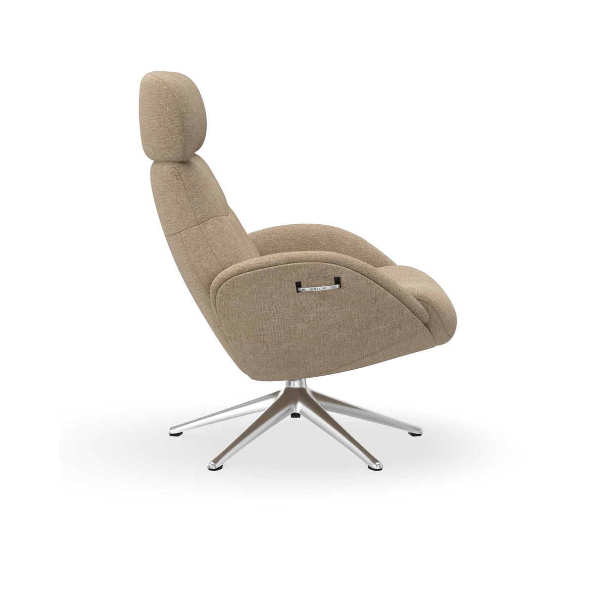 Beigefärgad reclinerfåtölj i tyg med snurrfot i metall, sedd från sidan.