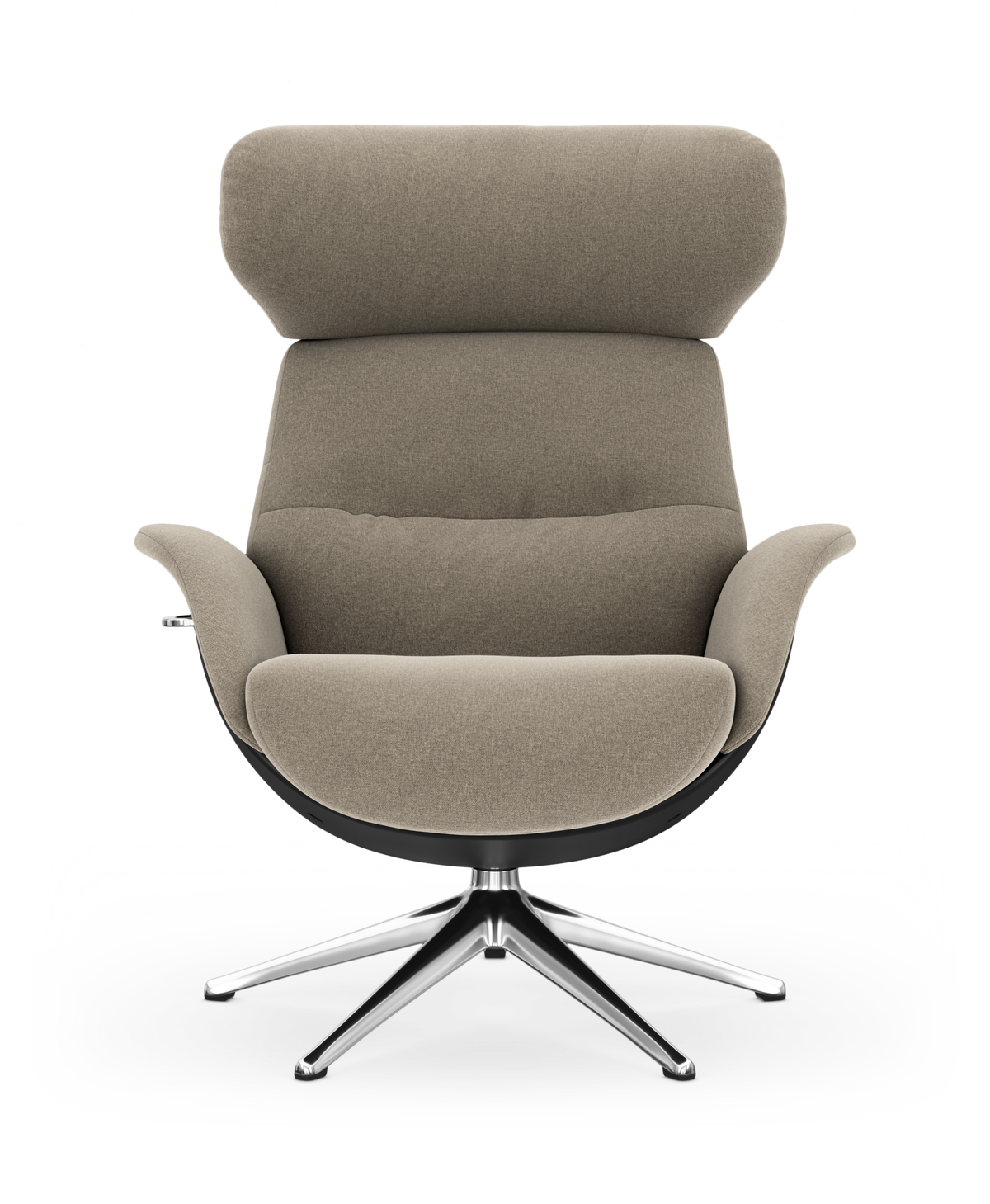 Beige modern fåtölj med hög rygg och svängbar fyrkryssfot i metall, frontvy.