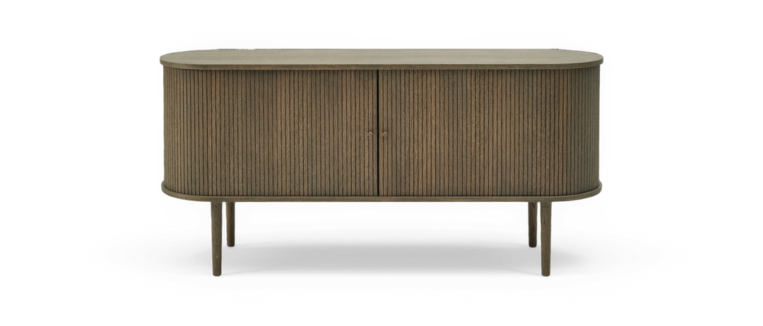 Ribbad sideboard i trä med rundade hörn och två dörrar på smala ben.