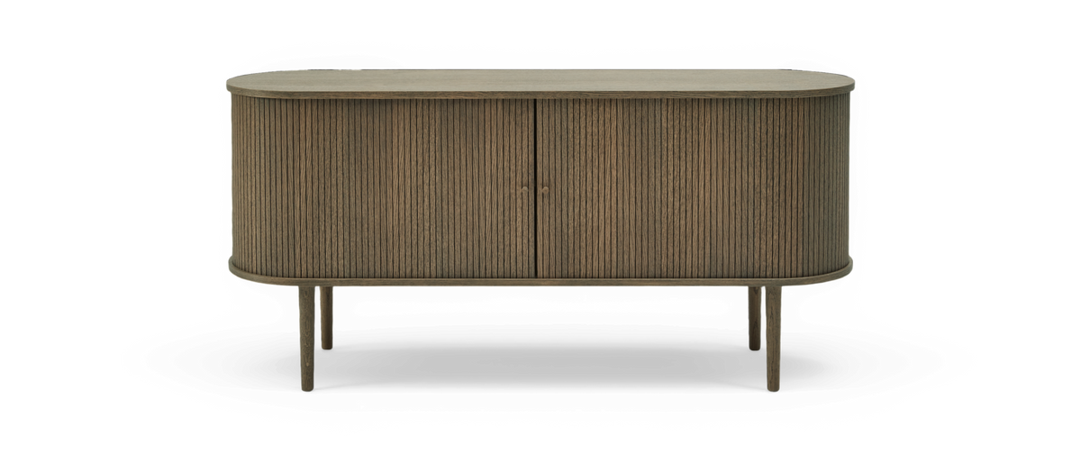 Ribbad sideboard i trä med rundade hörn och två dörrar på smala ben.