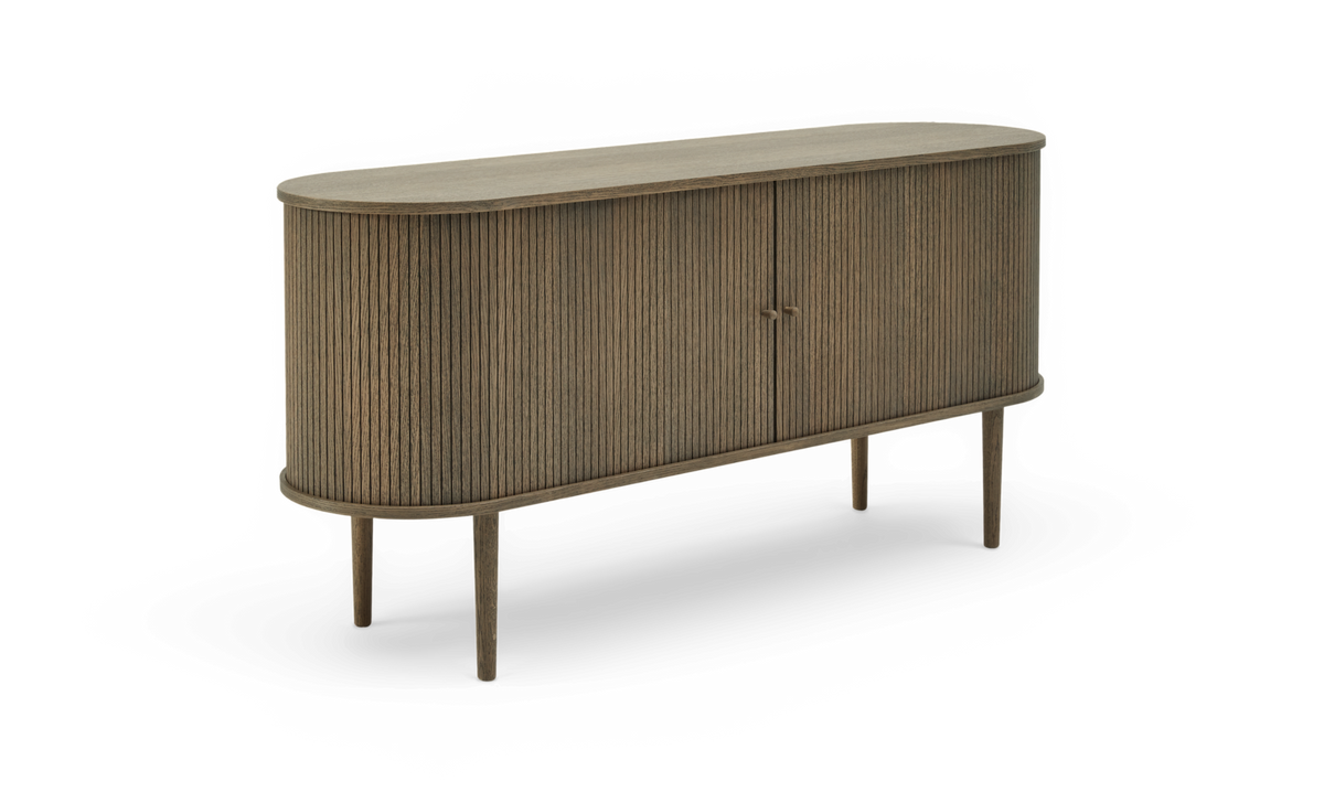 Ribbfrontad sideboard i brunt trä med rundade hörn, två dörrar och fyra smala ben, frilagd mot vit bakgrund.