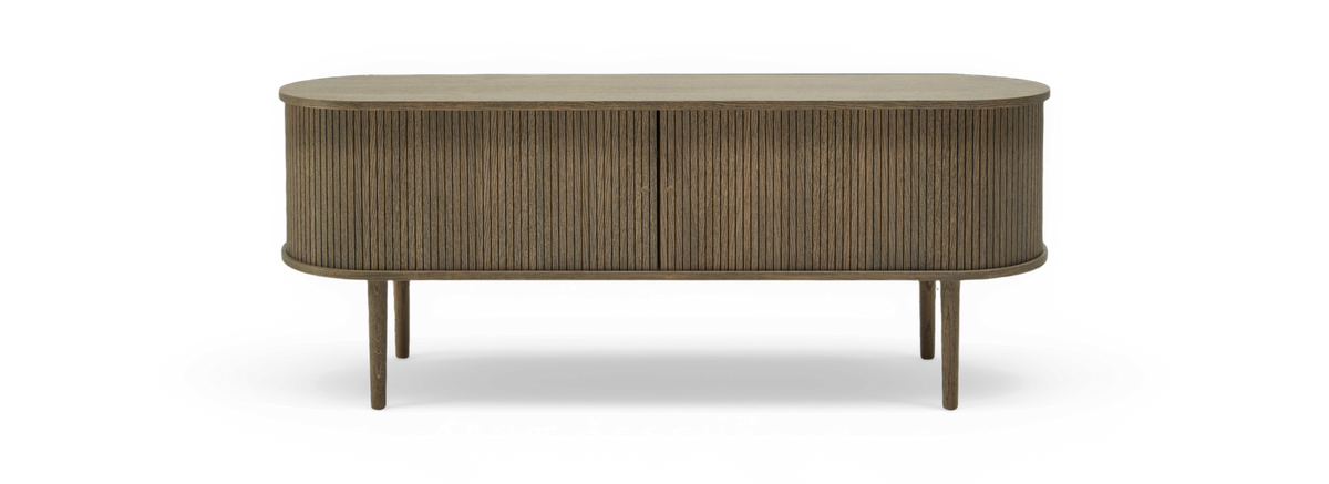 Brun träsideboard med rundade hörn och ribbade skjutdörrar på fyra slanka ben.