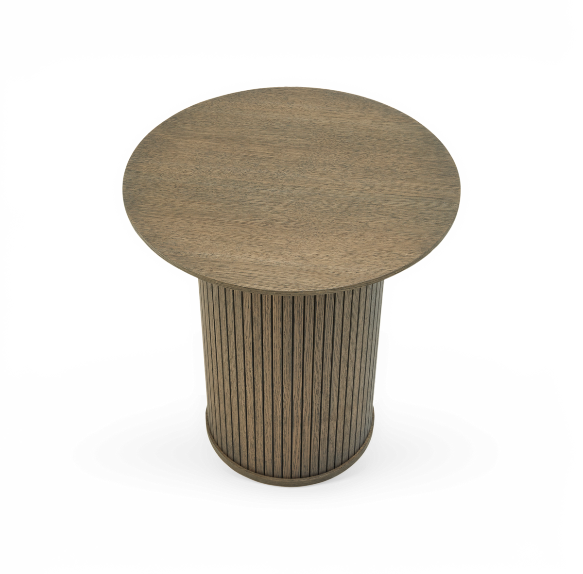 Runt sidobord i trä med räfflad cylindrisk fot, frilagt på transparent bakgrund.