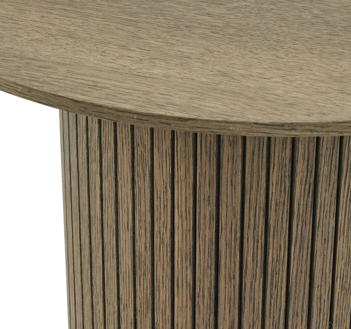 Närbild av runt sidobord i trä med räfflad cylindrisk bas.