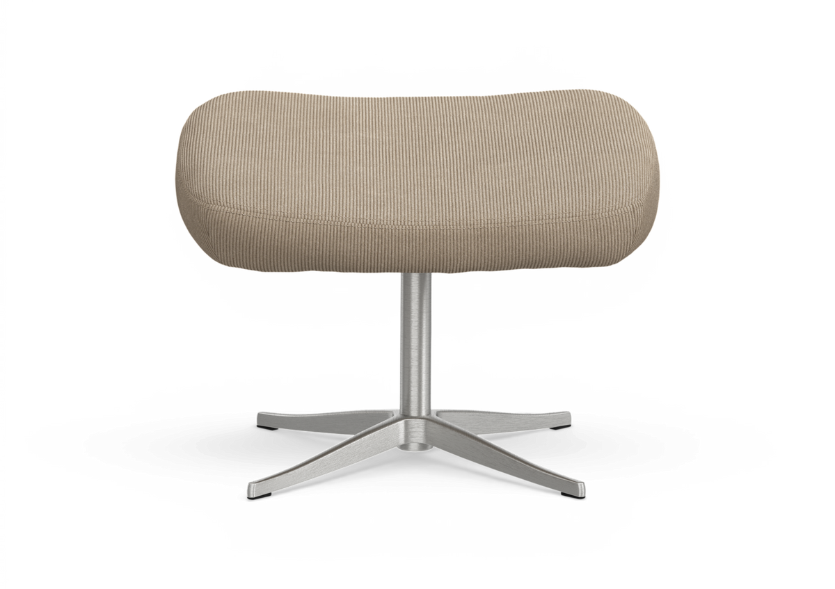 Beige fotpall i manchester med fyrklofot i borstat metall, frilagd på vit bakgrund