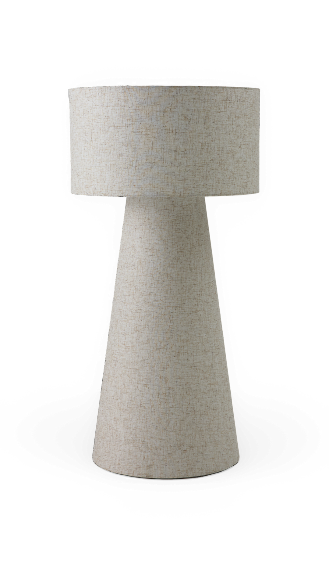 Beige bordslampa i tyg med konisk fot och cylindrisk skärm, frilagd mot svart bakgrund.