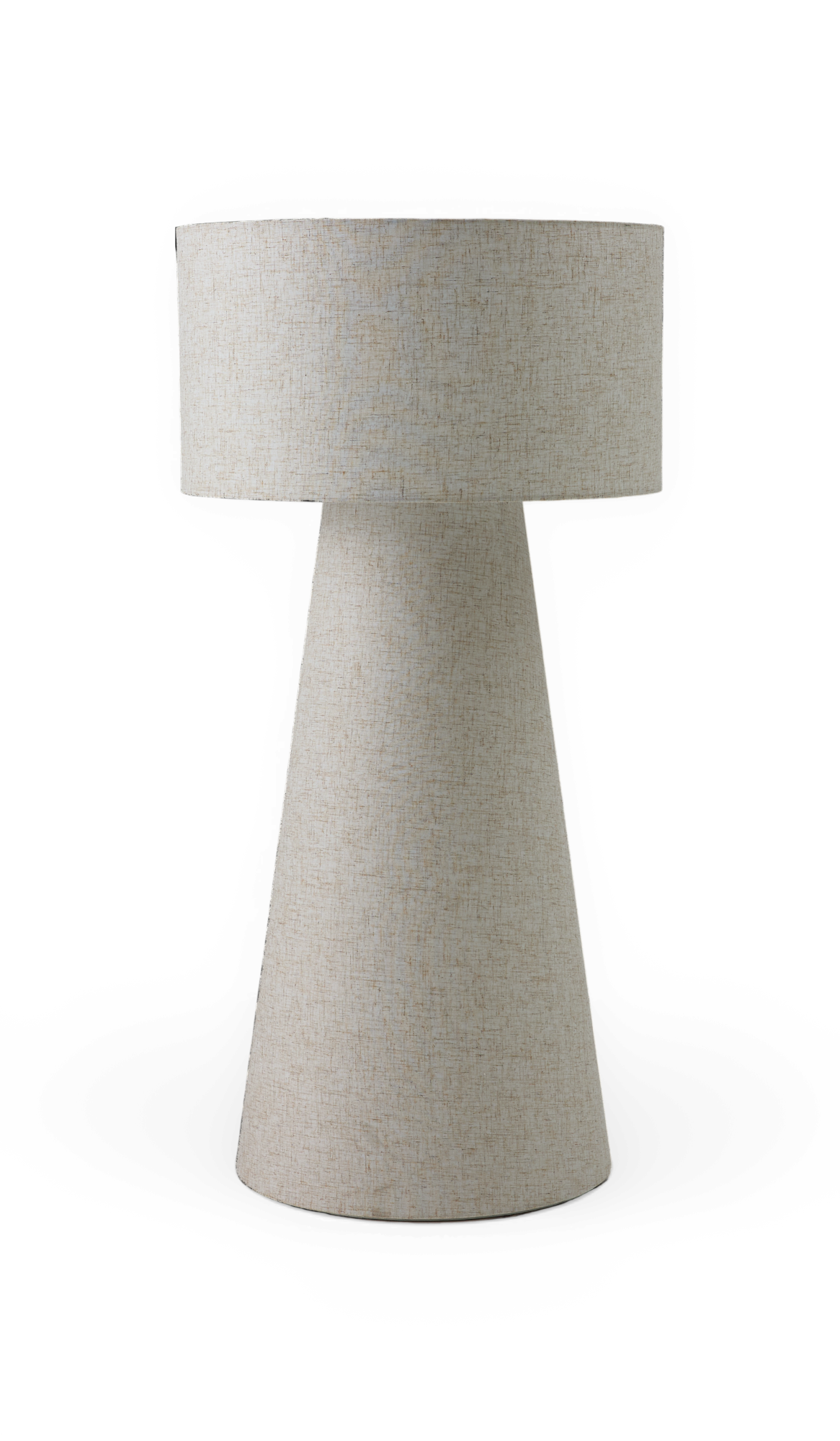 Beige bordslampa i tyg med konisk fot och cylindrisk skärm, frilagd mot svart bakgrund.