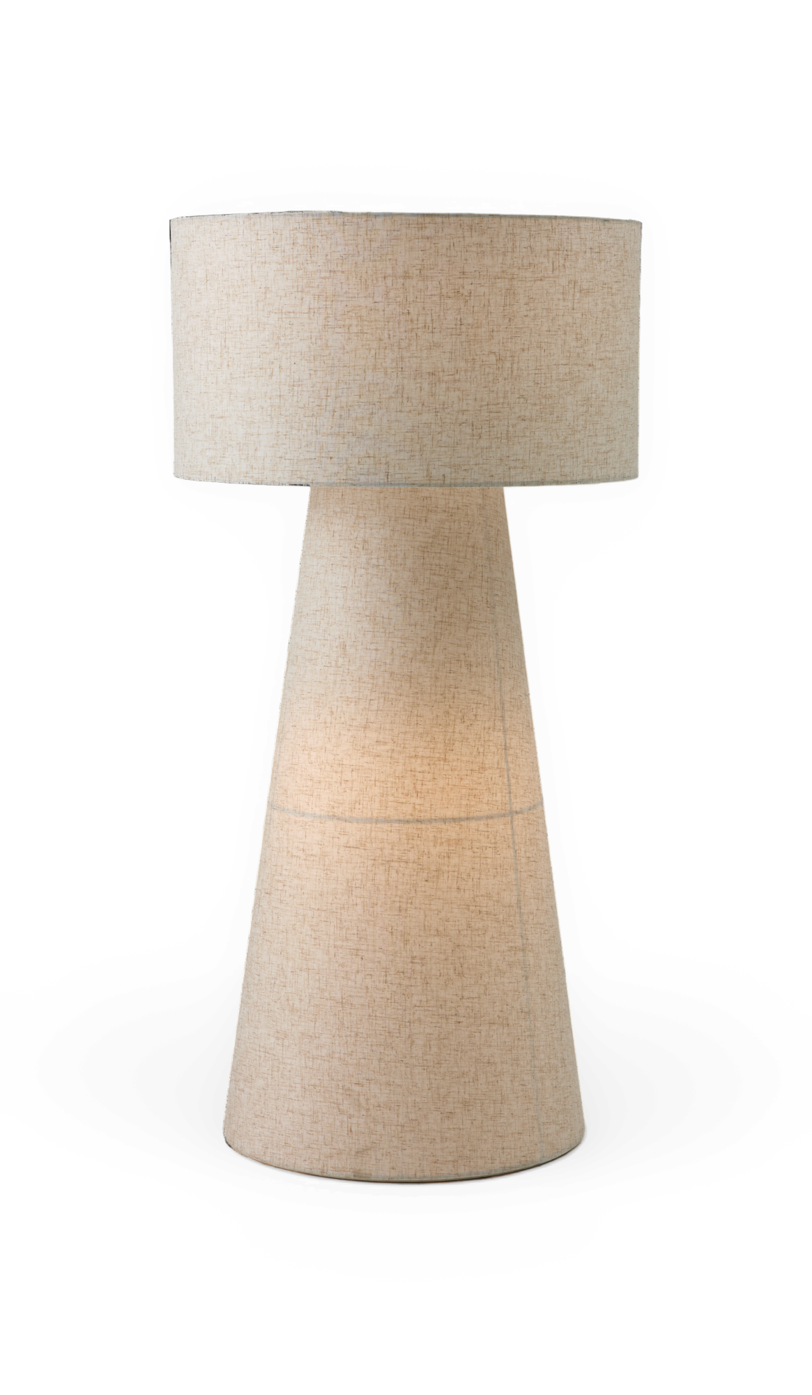 Beige bordslampa i tyg med cylindrisk lampskärm och konformad fot, mjukt varmtonad belysning.
