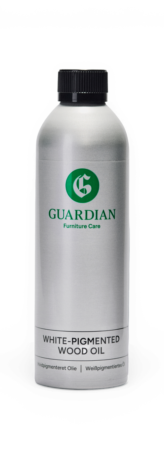 Guardian Furniture Care vitpigmenterad träolja i silverfärgad flaska med svart kork.