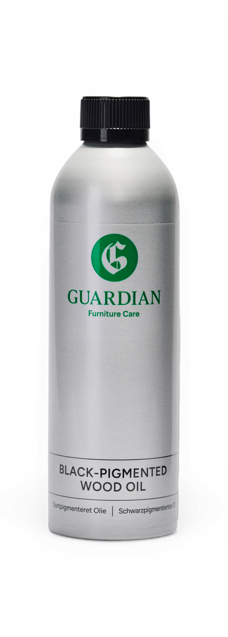 Guardian Furniture Care black-pigmenterad träolja i silverfärgad flaska med svart kork.
