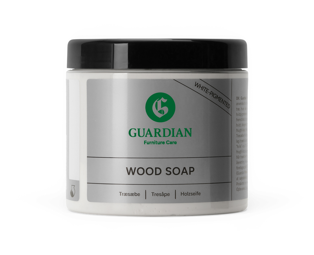 Guardian Furniture Care Wood Soap – vitpigmenterad träsåpa i burk med svart lock.