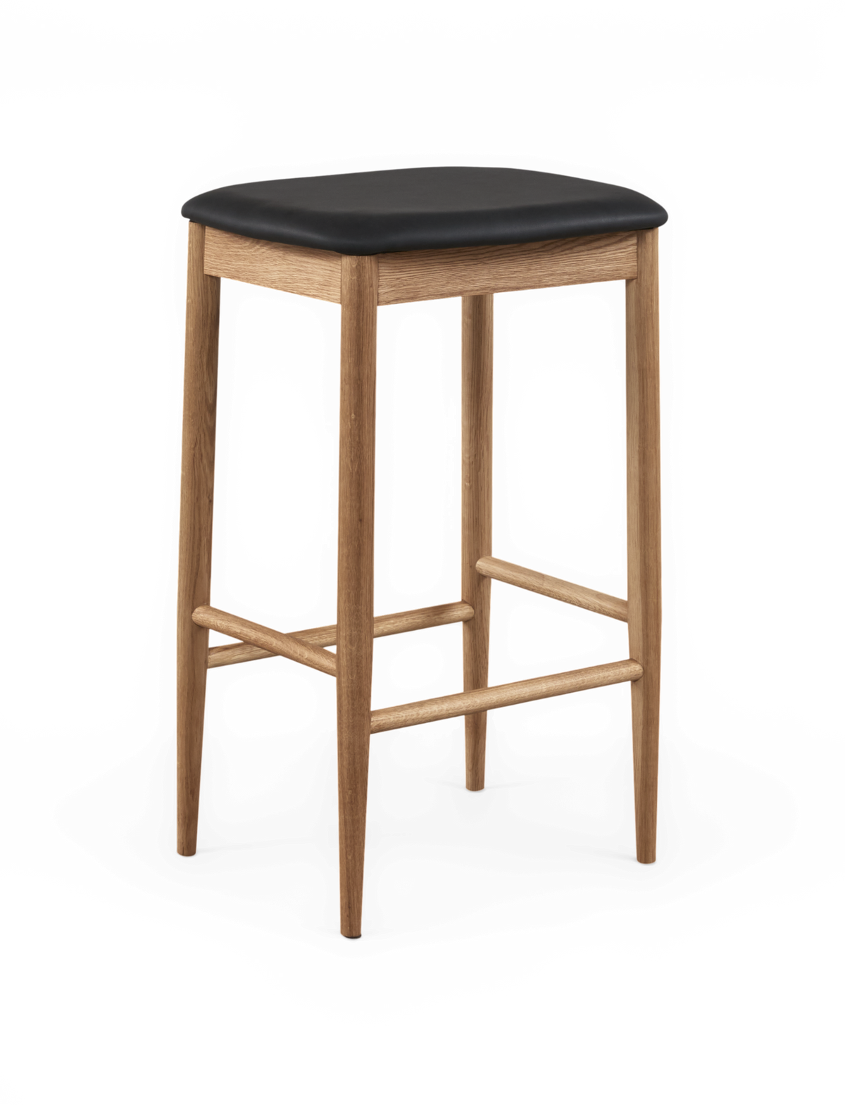 Frilagd produktbild av en barpall i ek med svart sits, sedd snett framifrån.