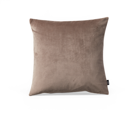 Kvadratisk sammetskudde i varm beige/taupe med liten etikett ”VIVA” i kanten.