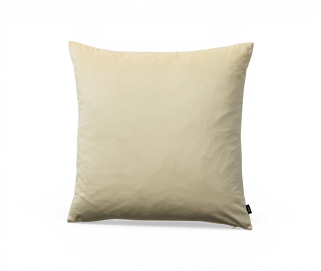 Beige fyrkantig prydkudde isolerad mot vit bakgrund.