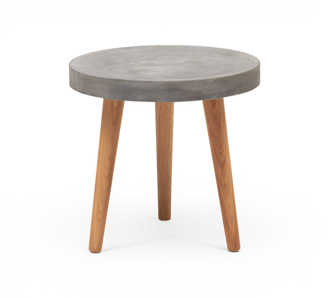 Runt sidobord med betongskiva och tre ben i ljust trä, frilagd.