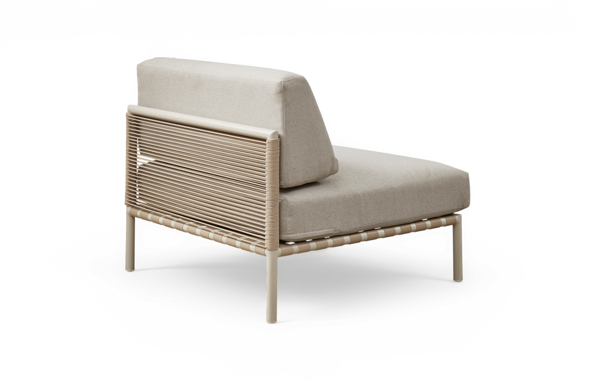 Beige modulär loungestol för utomhusbruk med repomlindad rygg och metallram, sedd snett bakifrån.