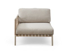 Beige modulsoffa med vänster armstöd, flätad sidopanel och ljusa metallben, frilagd på vit bakgrund.