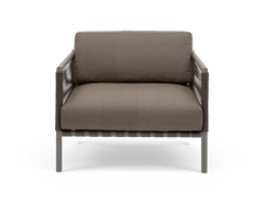 Modern loungefåtölj i taupe med repomspunna armstöd och smala metallben, frontvy på vit bakgrund.