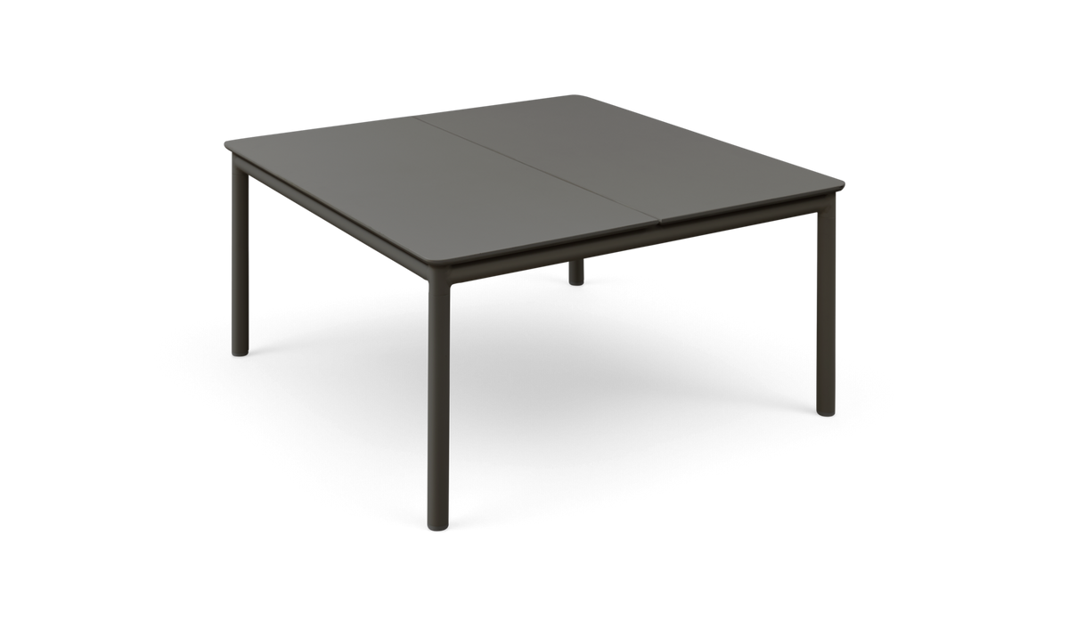 Kvadratiskt mörkgrått matbord i metall med rundade hörn och smala ben.