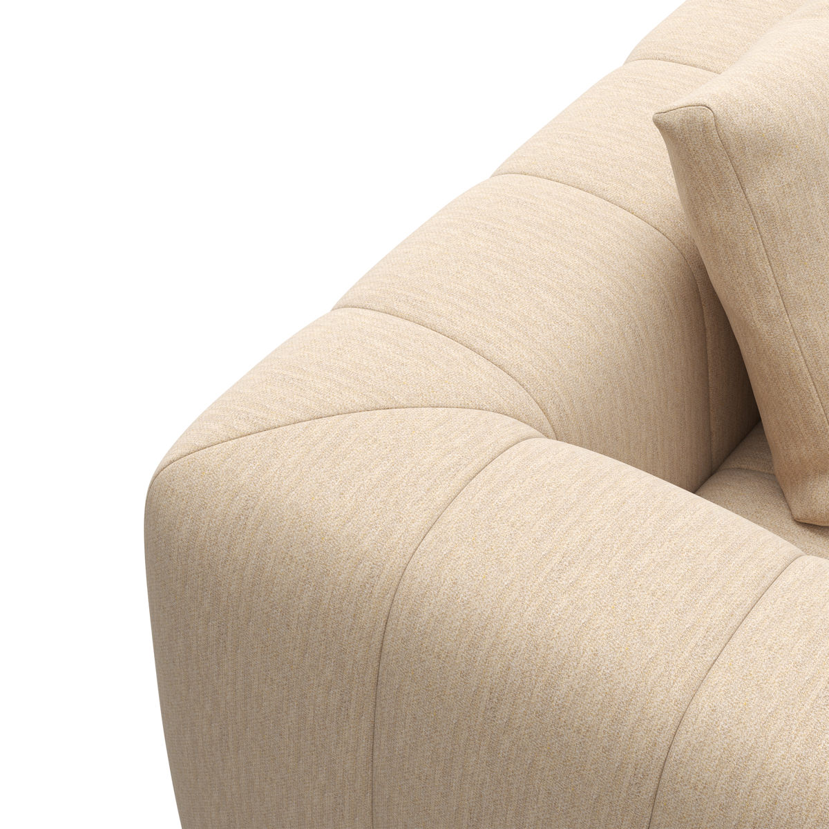 Närbild av beige soffhörn med quiltade sömmar och kudde, frilagd mot vit bakgrund.