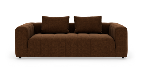 Brun, modern 3‑sits soffa med breda armstöd och två ryggkuddar, frilagd mot vit bakgrund.