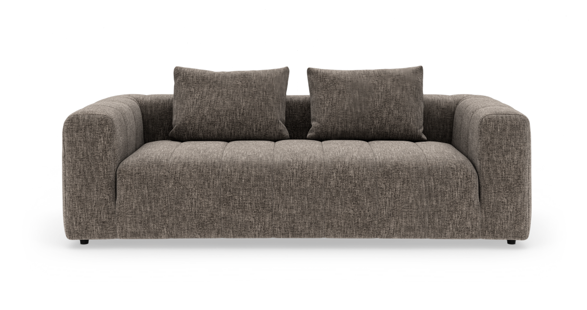 Brungrå, modern 3‑sits soffa med breda armstöd och två ryggkuddar, frilagd framifrån.