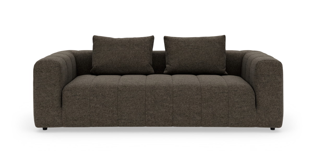 Mörkbrun 2-sits soffa med två kuddar, rena linjer och breda, vadderade armstöd.