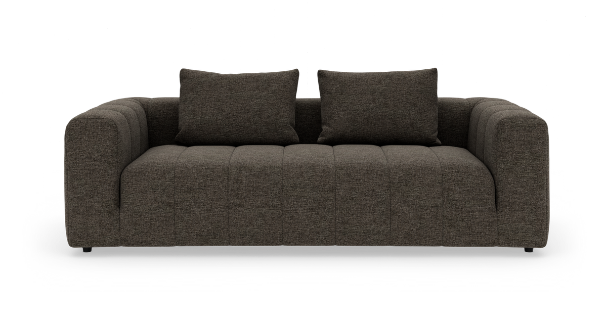 Brun modern 3‑sits soffa med två ryggkuddar, breda armstöd och quiltad sits, frilagd mot vit bakgrund.