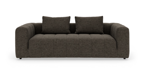 Brun modern 3‑sits soffa med två ryggkuddar, breda armstöd och quiltad sits, frilagd mot vit bakgrund.