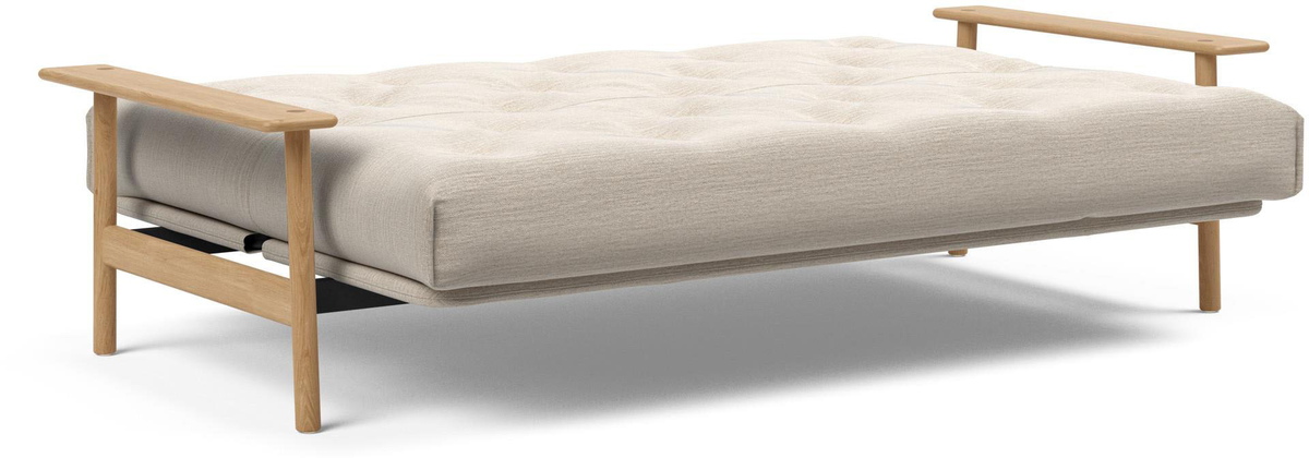 Beige dagbädd med ljusa träarmstöd och ben, tuftad sits.