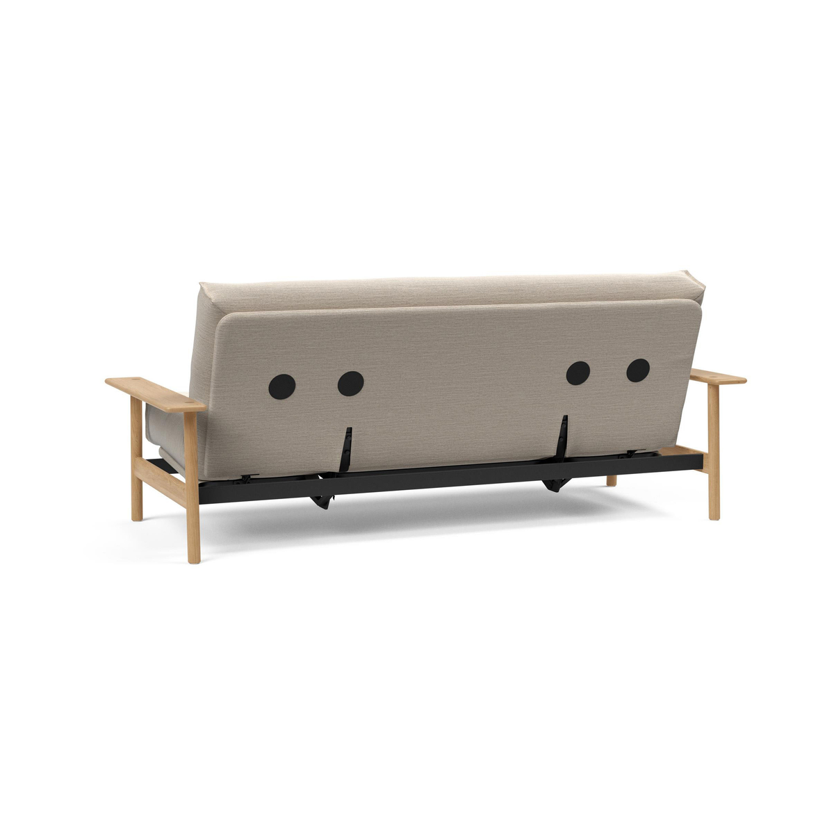 Baksida av beige bäddsoffa med träarmstöd och svart metallram, studiofoto mot vit bakgrund.