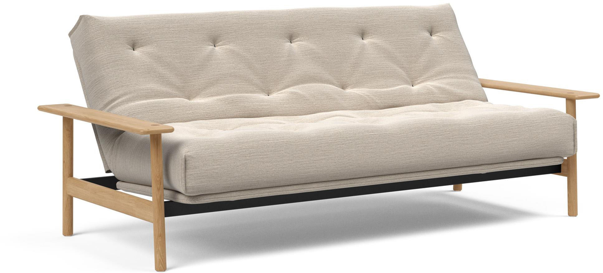 Beige knappstoppad soffa med ljusa träarmstöd mot vit bakgrund.