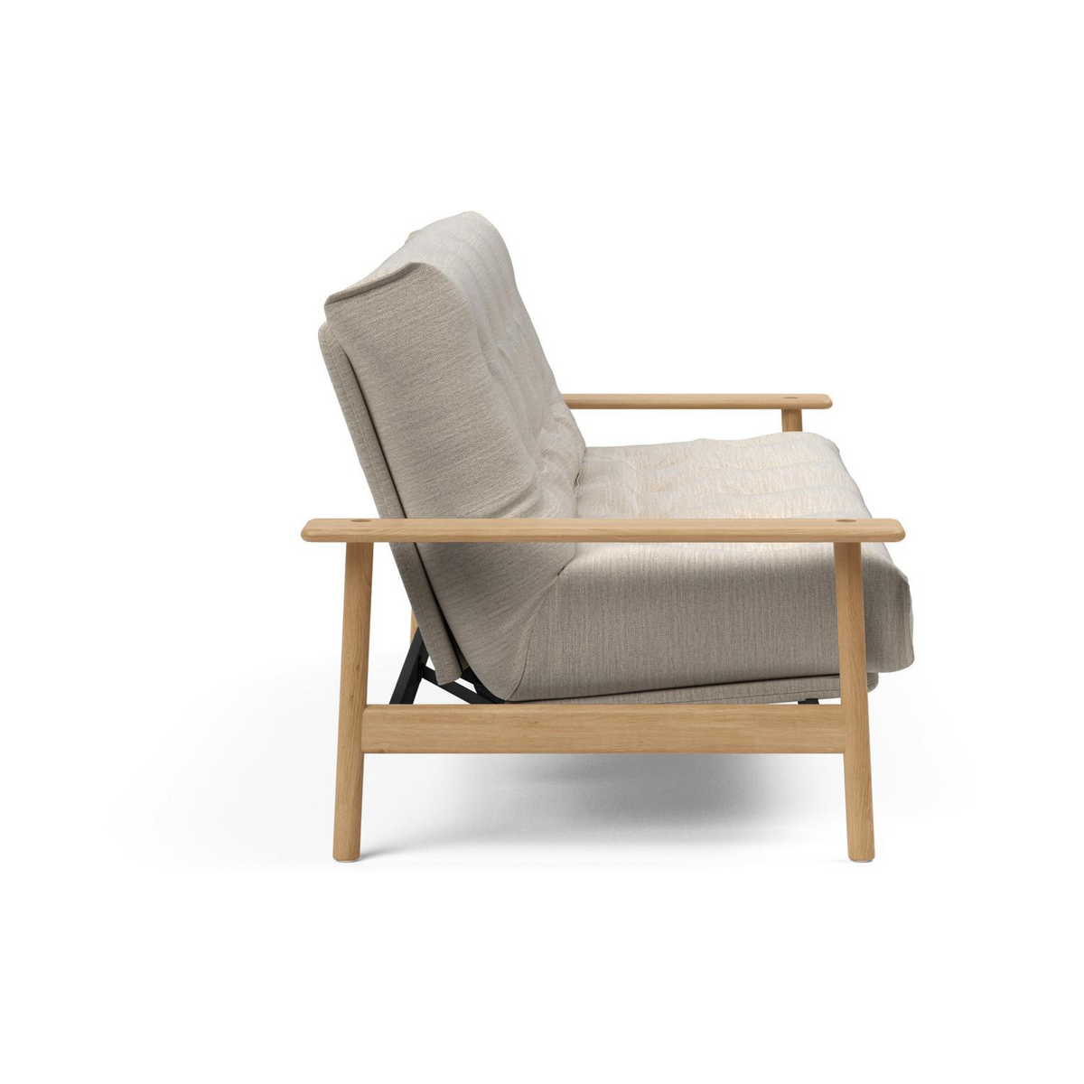 Sidovy av beige stoppad soffa med ljus träram mot vit bakgrund.