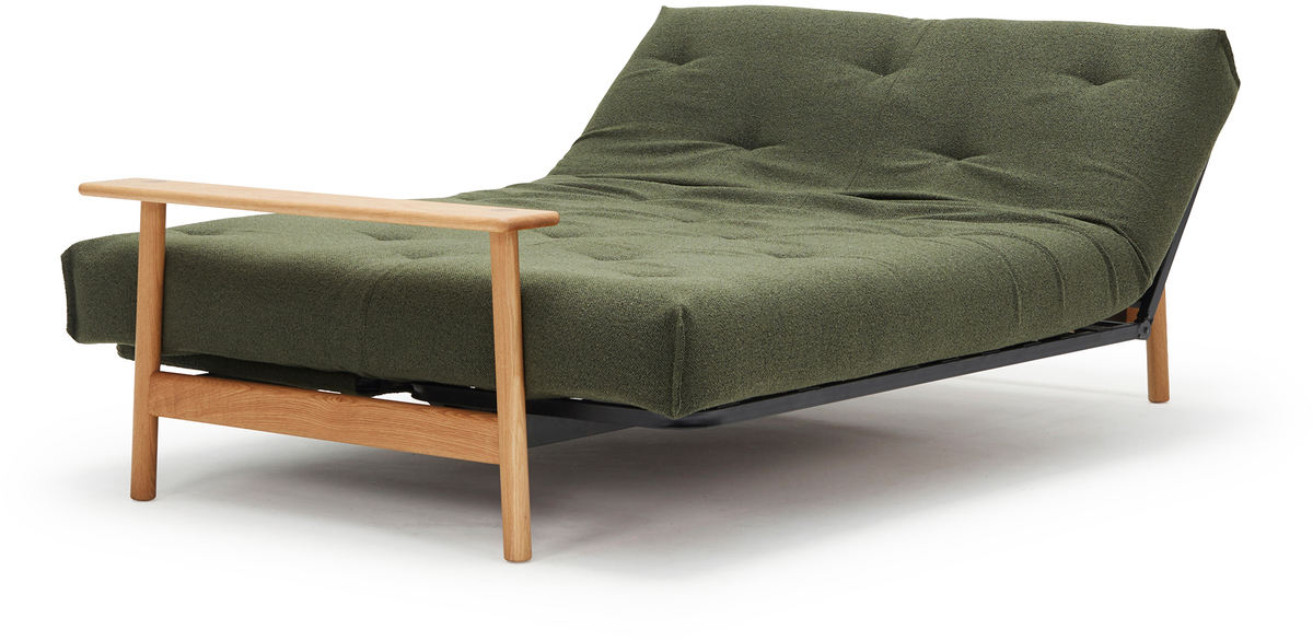 Grön polstrad schäslong/dagbädd med tuftad sits, svart metallram och ljusa träben och armstöd på vit bakgrund.