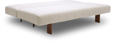 Beige stoppad dagbädd/soffbädd med träben, frilagd mot svart bakgrund.